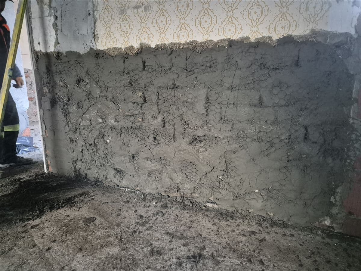 A szárítóvakolat durva alaprétege a fal alsó sávjában